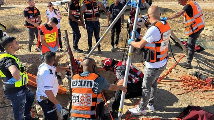 זירת האירוע, אתמול (צילום: דוברות כבאות והצלה) חילוץ שני לכודים שנפלו לבור במשמר הנגב