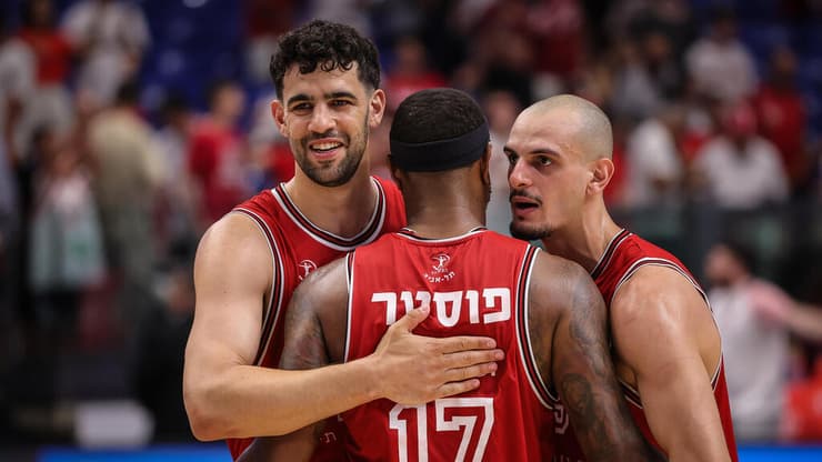 נשמו לרווחה בסיום. תומר גינת, גיא פלטין ומרקוס פוסטר (צילום: עוז מועלם) שחקן הפועל ת"א תומר גינת גיא פלטין מרקוס פוסטר