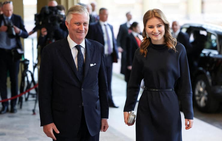 עם אביה, המלך פיליפ (צילום: REUTERS/Henry Nicholls/File Photo) ה נסיכה אליזבת יורשת העצר של בלגיה עם ה מלך פיליפ