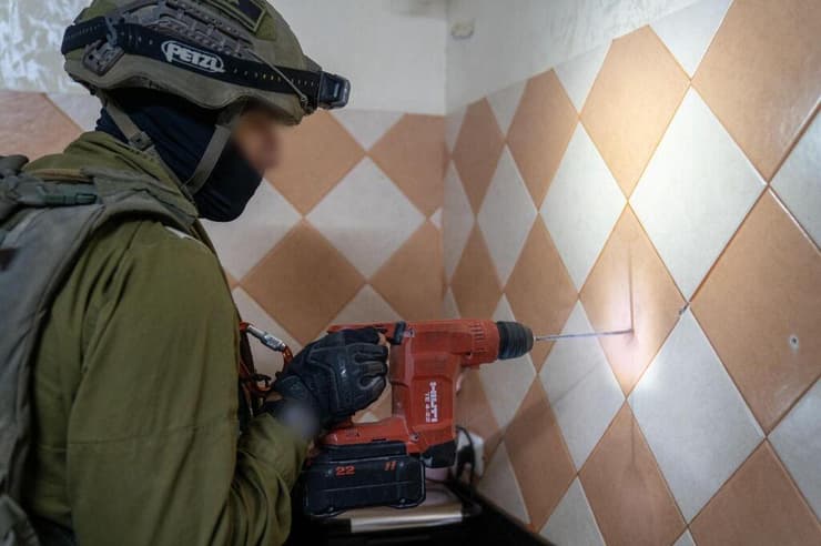 כוחות צה"ל ממפים את בית המחבל לקראת הריסה (צילום: דובר צה"ל) כוחות צה״ל מיפו את בתיהם של שני המחבלים שסייעו ברצח של צאלה גז ז״ל בפיגוע סמוך לברוכין