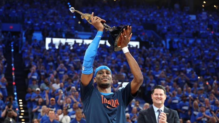 גילג'ס-אלכסנדר ותואר ה-MVP. "הרגשתי כמו ילד בן 6" (צילום: Matthew Stockman/Getty Images) גילג'ס-אלכסנדר מניף את תואר ה-MVP
