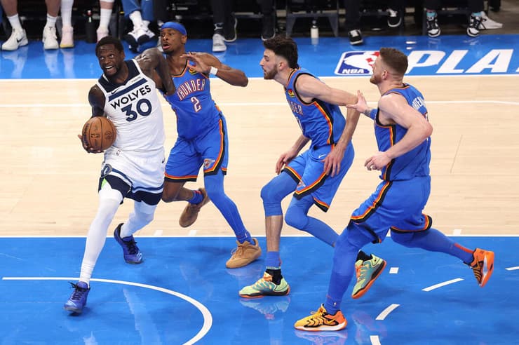 רנדל מתקשה מול הגנת הת'אנדר (צילום: William Purnell / GETTY IMAGES NORTH AMERICA / AFP) רנדל מתקשה מול הגנת הת'אנדר