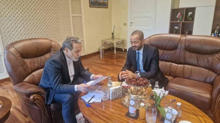 שר החוץ האיראני עראקצ'י ועמיתו העומאני, שמתווך בשיחות. טראמפ דיווח על "התקדמות רצינית" הפגישה של שר החוץ האיראני, עבאס עראקצ'י ושר החוץ העומאני, בדר אל-בוסעידי