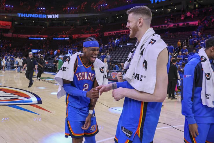בדרך הבטוחה לגמר ה-NBA. ג'ילג'ס-אלכסנדר והרטנשטיין נהנים מהחיים (צילום: AP Photo/Nate Billings) ג'ילג'ס-אלכסנדר והרנסטיין