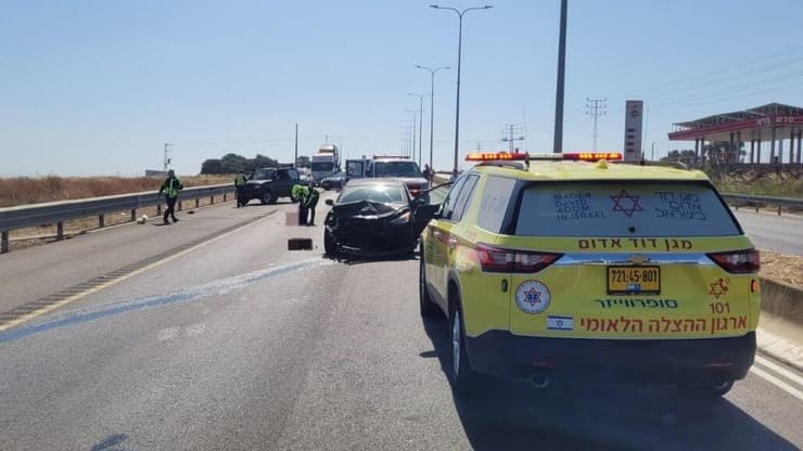 תאונת דרכים בין רכב לקלנועית בכביש 57 סמוך לצומת שרון