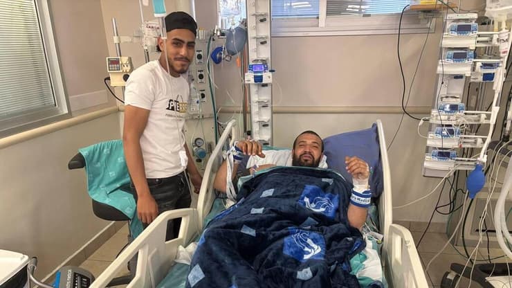 מחמוד אבו אלעקיץ במיטת האשפוז. "קמתי בבית החולים ולא האמנתי שאני חי" (צילום: מאיר תורג'מן) מחמוד אבו אלעקיץ