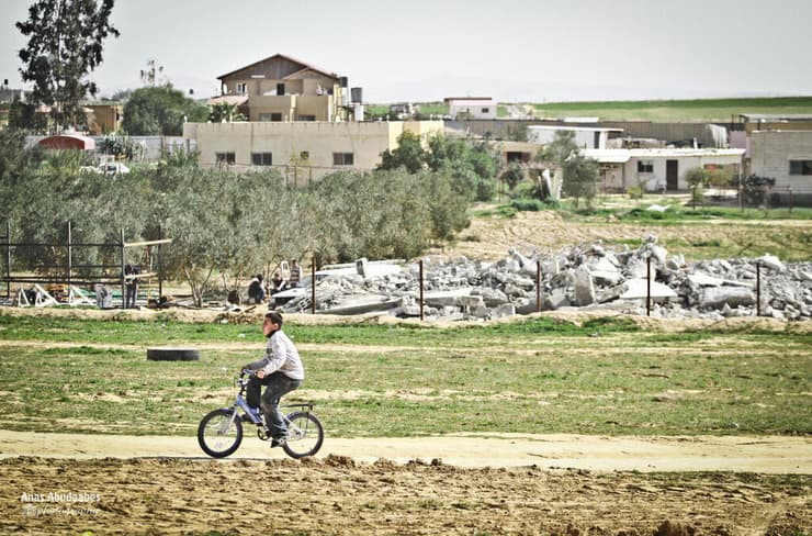 התמונה צולמה ביישוב ערבי-בדואי בדרום, יישוב אלסייד, שהוא יישוב מוכר אך חסר תשתיות בסיסיות. התמונה מנכיחה את מדיניות הריסות הבתים בחברה הערבית-בדואית, אשר מהווה גורם סיכון משמעותי להתפתחות מצוקות נפשיות