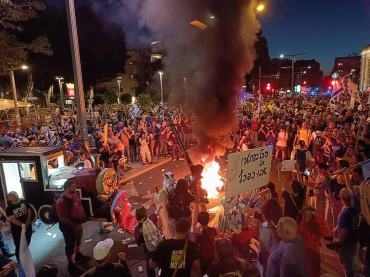 שריפת צמיג בעצרת נגד הממשלה בהבימה