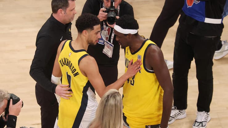 הפעם הוא הגיבור של אינדיאנה. פסקל סיאקם עם טייריס הליברטון (Vincent Carchietta/Reuters) שחקן אינדיאנה פייסרס פסקל סיאקם עם טייריס הליברטון