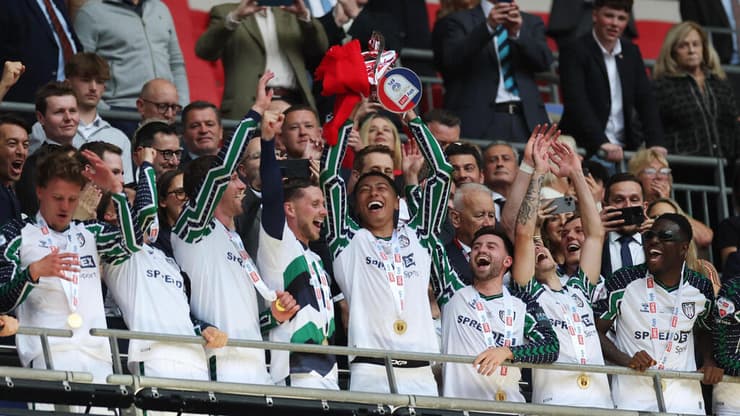 שבע שנים של סיוט תמו. שחקני סנדרלנד חוגגים את הניצחון בגמר הפלייאוף (צילום: EUTERS/Hannah Mckay) חוזרים לפרמייר-ליג. שחקני סנדרלנד חוגגים