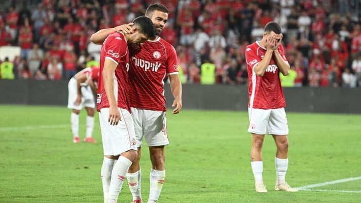 ויטור מנסה לנחם את שחקני באר-שבע, אתמול (צילום: הרצל יוסף) הפועל באר-שבע הפועל חיפה דמעות