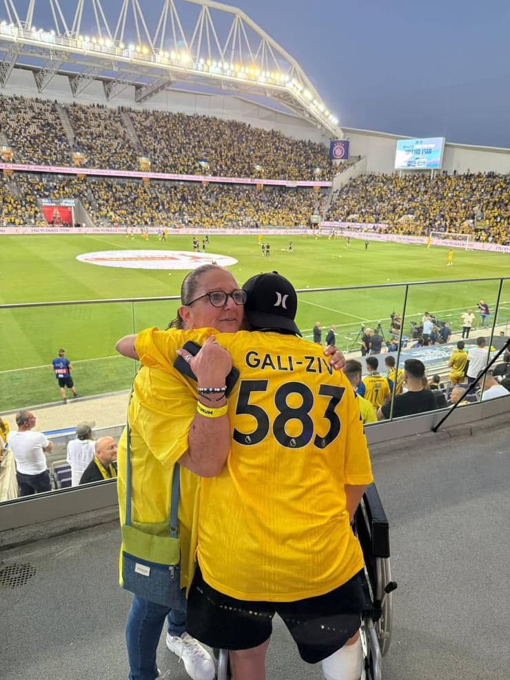 אמילי דמארי לצד אמא של גלי וזיו. נחטפו ביחד, והם עדיין שם אמילי דמארי ואמא של גלי וזיו ברמן, אצטדיון בלומפילד