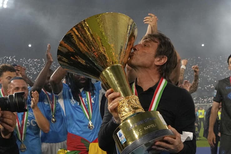 מאמן נאפולי אנטוניו קונטה עם גביע האליפות