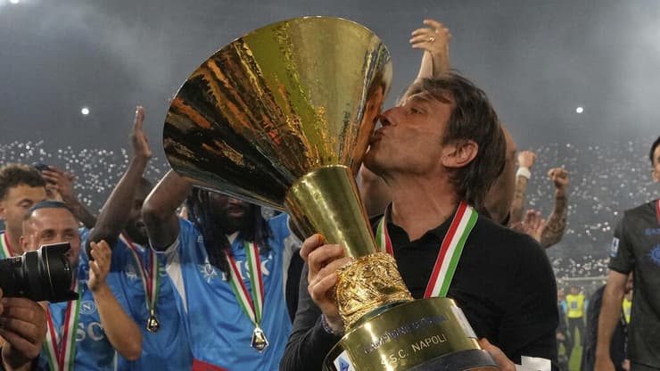 מאמן נאפולי אנטוניו קונטה עם גביע האליפות