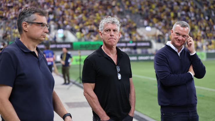 מתיחת פנים בצמרת. מנספורד, גולדהאר ואנגלידיס (צילום: עוז מועלם) גולדהאר