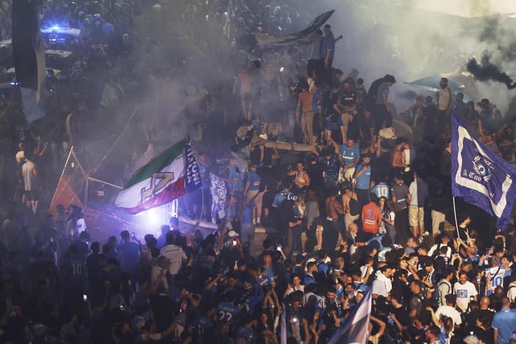 אוהדי נאפולי חוגגים את הזכייה באליפות