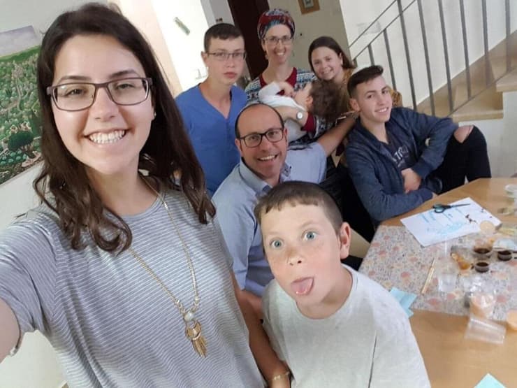 "התנהגנו כאילו הוא כאן, איתנו, ורק יצא לרגע ותכף ישוב". בני משפחת מור מציינים יום הולדת שני לאיתן בזמן שהוחזק בשבי חמאס (צילום: באדיבות המשפחה ) ציון יום הולדת שני של איתן מור בשבי חמאס