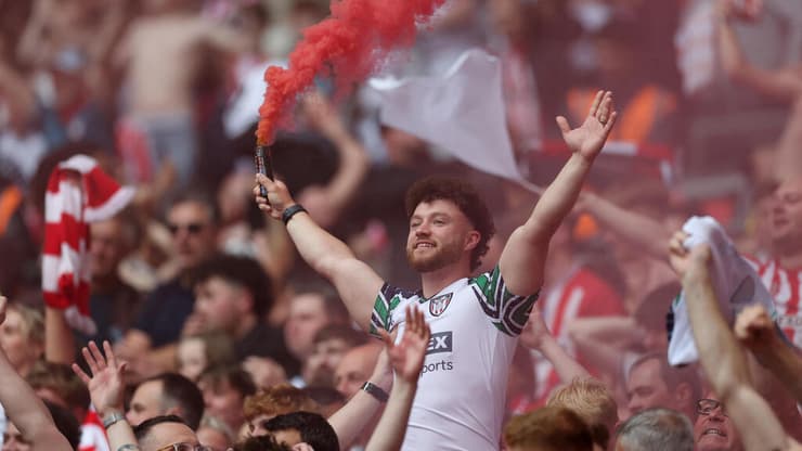 סוף-סוף. אוהד סנדרלנד חוגג את העלייה (צילום: REUTERS/Hannah Mckay) אוהדי סנדרלנד