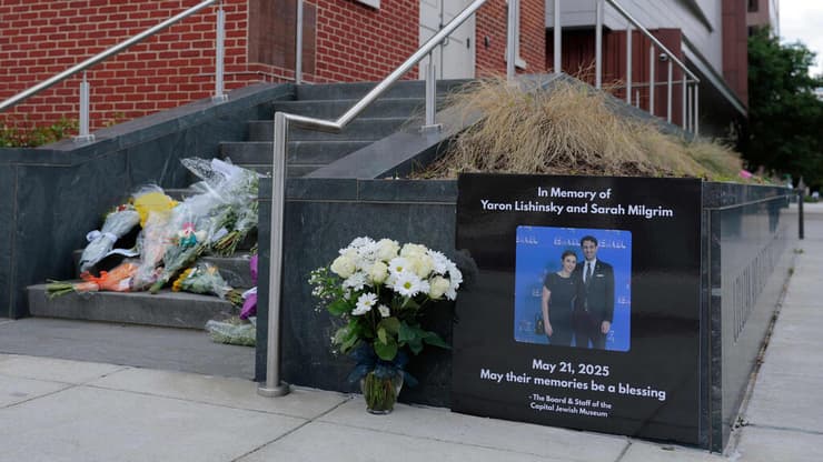 פרחים לזכר הנרצחים סמוך לזירת הפיגוע