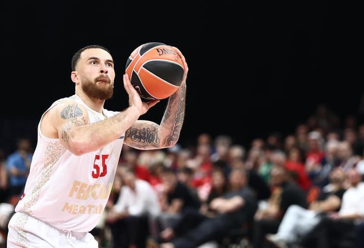 שחקן מונאקו מייק ג'יימס