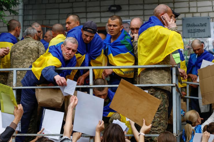 חיילים של צבא אוקראינה ששוחררו ב עסקת שבויים עם רוסיה 24 במאי