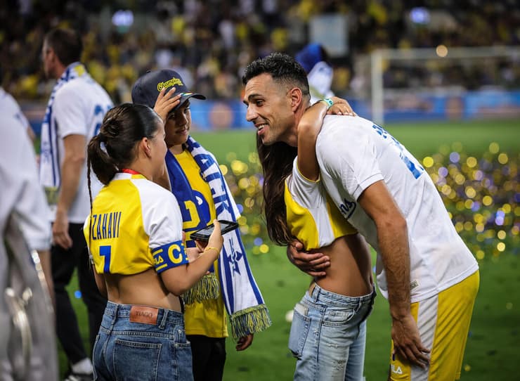 זהבי וילדיו חוגגים על כר הדשא