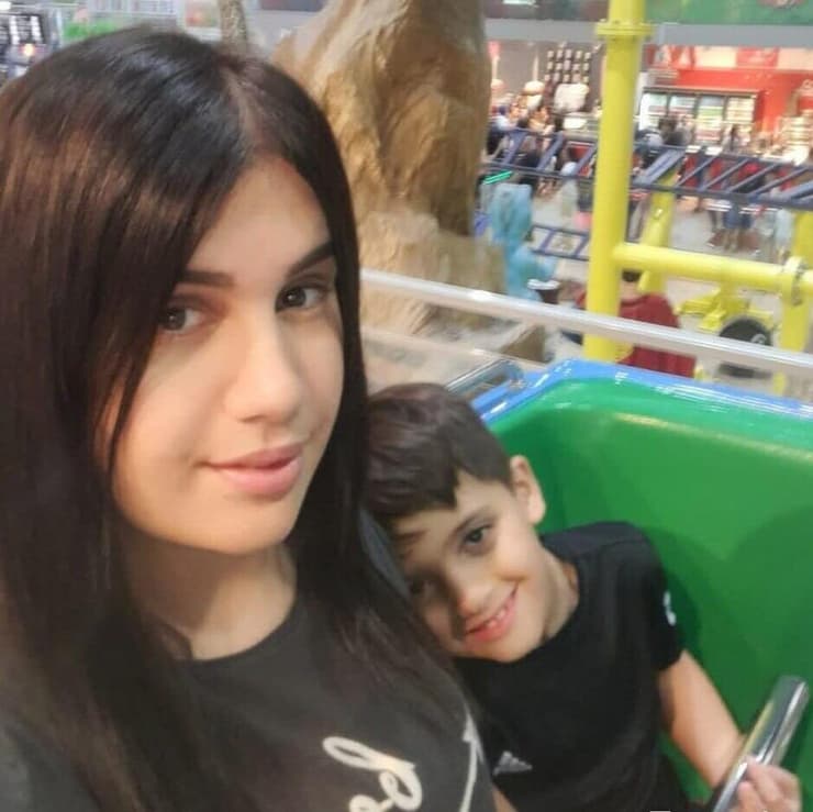 "מספיק שאציל ילד אחד, שלא ייאלץ לעבור מה שאנחנו עוברים עכשיו". אוריאן כליפה ואימו נטע (צילום: אלבום פרטי) אוריאן כליפה נפצע בעין עיניים כתוצאה מפיצוץ תרסיס הגנה