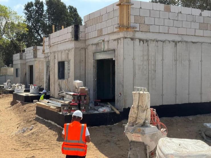 "מבנים ציבוריים הם עניין מהותי בקיבוצים". עבודות שיקום בקיבוץ נירים (צילום: מנהלת תקומה ) עבודות שיקום בקיבוץ נירים