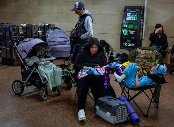 אוקראינים מוצאים מחסה ב מטרו של קייב במהלך מתקפה של רוסיה על אוקראינה