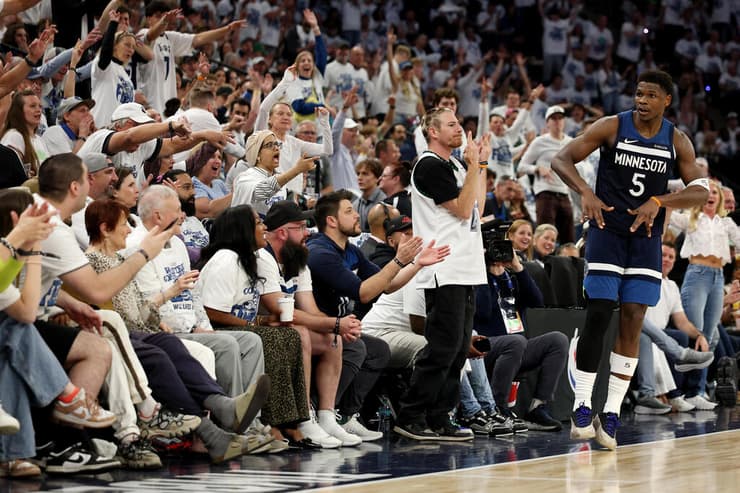 אדוארדס חוגג עם הקהל (צילום: David Berding/Getty Images) אדוארדס