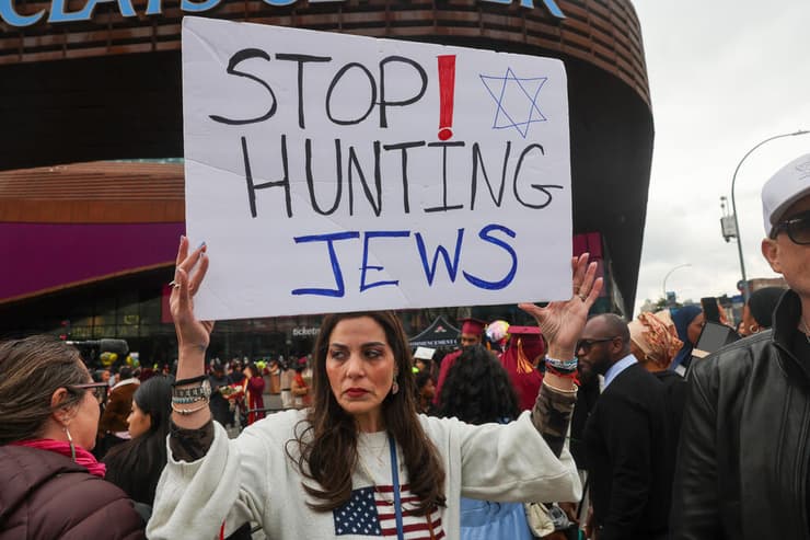 "תפסיקו לצוד יהודים": מפגינה בעד ישראל יוצאת נגד פרו-פלסטינים, מחוץ לטקס סיום לימודים שקיימה אוניברסיטת העיר ניו יורק (CUNY) בברוקלין