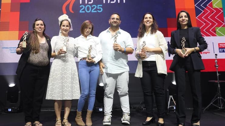 מימין לשמאל: הייא ג‘בארה, רחלי קרן, אור כהן,  אתי הרמל, ידידה פורת ודורון עצי פרי לוי