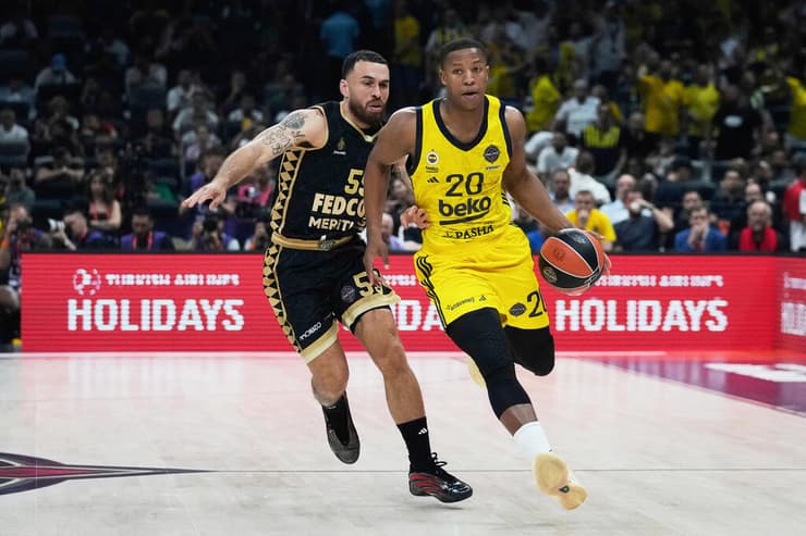 שוב נשאר ללא הגביע. מייק ג'יימס שומר על דבון הול (AP Photo/Altaf Qadri) שחקן פנרבחצ'ה דבון הול מול שחקן מונאקו מייק ג'יימס