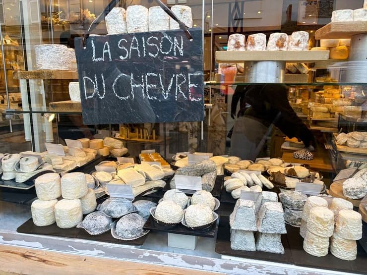 חנות גבינות בפריז. עונת הגבינות החלה (צילום: Shutterstock) חנות גבינות בפריז