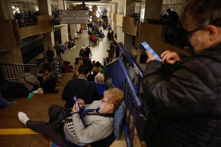 אוקראינים מוצאים מחסה ב מטרו של קייב במהלך מתקפה של רוסיה על אוקראינה