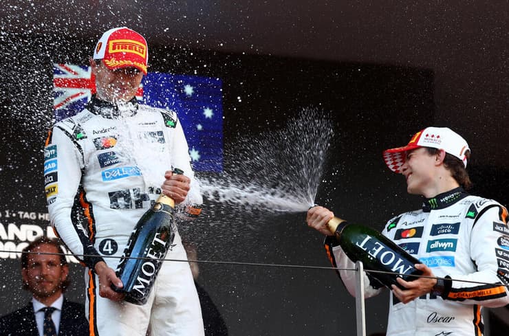 לנדו נוריס על הפודיום (צילום: REUTERS/Piroschka Van De Wouw) לנדו נוריס