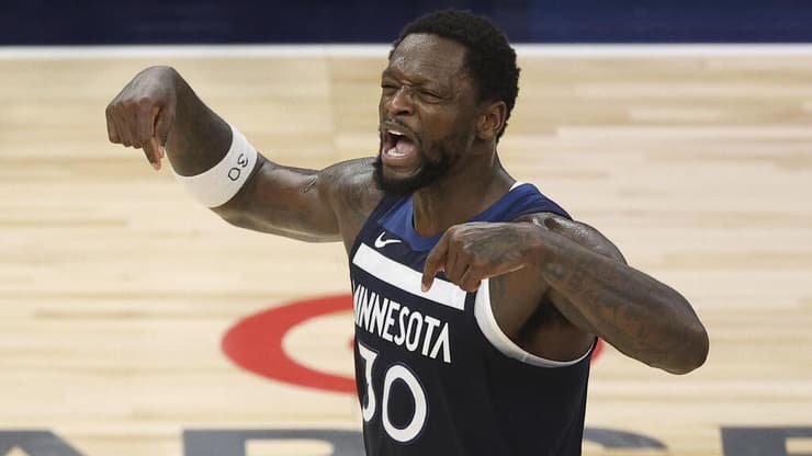 רנדל מסביר לשחקני אוקלהומה מי הפעם בעל הבית (צילום: AP Photo/Matt Krohn) רנדל