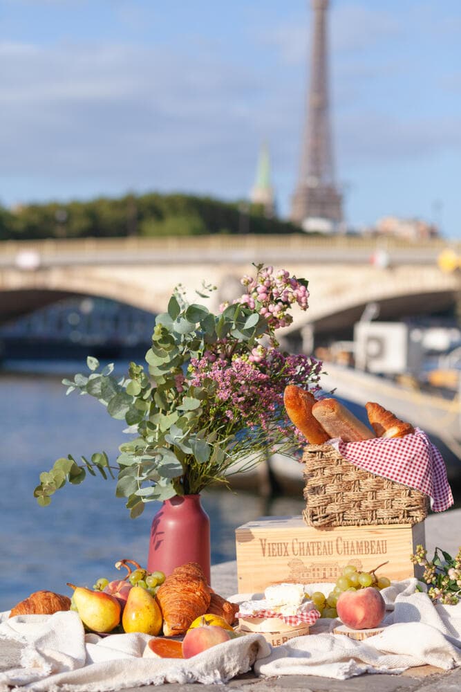 פיקניק צרפתי ברקע מגדל אייפל (צילום: Shutterstock) פיקניק צרפתי ברקע מגדל אייפל