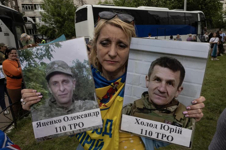 בני משפחות של חיילים שבויים מ אוקראינה מחכים להם ב צ'רניהיב במהלך יישום עסקת שבויים עם רוסיה 24 במאי