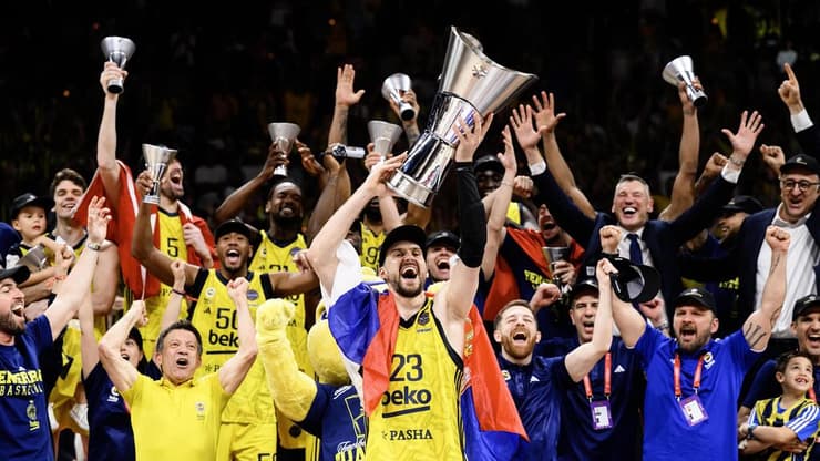 קבלו את האלופה. שחקני פנרבחצ'ה עם גביע היורוליג (David Grau/Euroleague Basketball via Getty) שחקני פנרבחצ'ה עם גביע היורוליג