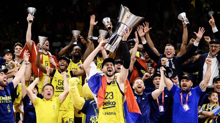 שחקני פנרבחצ'ה עם גביע היורוליג