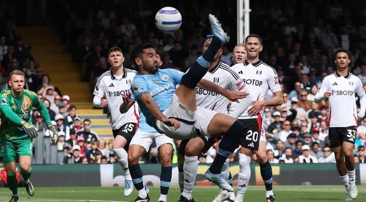 אילקאי גונדואן בבעיטה אקרובטית (רויטרס) אילקאי גונדואן בבעיטה אקרובטית