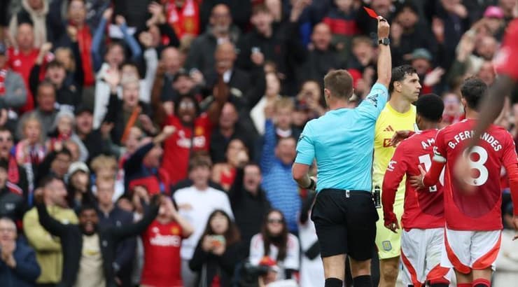 כרטיס אדום נשלף אל עבר אמיליאנו מרטינס (רויטרס) כרטיס אדום נשלף אל עבר אמיליאנו מרטינס