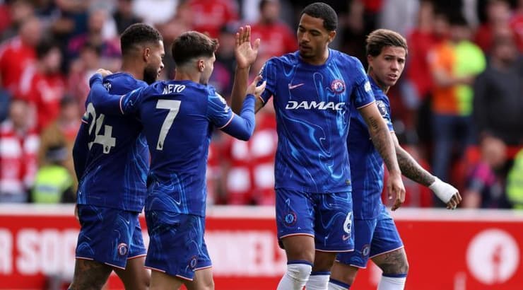 שחקני צ'לסי חוגגים עם לוי קולוויל (רויטרס) שחקני צ'לסי חוגגים עם לוי קולוויל