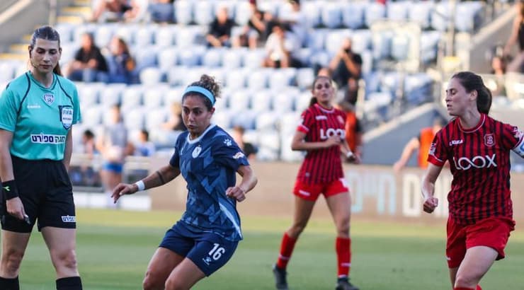 מריאן עווד עם הכדור (שחר גרוס) מריאן עווד עם הכדור