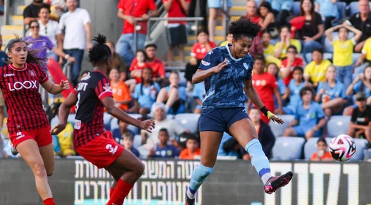 ראיזה סנטוס דה סילבה בועטת (שחר גרוס) ראיזה סנטוס דה סילבה בועטת