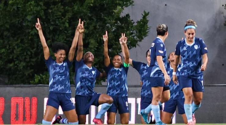 שחקניות קריית גת חוגגות (שחר גרוס) שחקניות קריית גת חוגגות