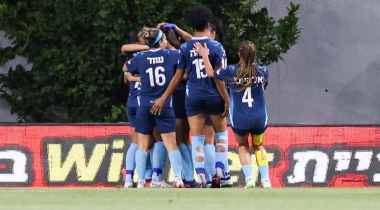 שחקניות קריית גת חוגגות (שחר גרוס) שחקניות קריית גת חוגגות