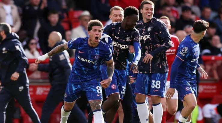 אנסו פרננדס חוגג בטירוף העפלה (רויטרס) אנסו פרננדס חוגג בטירוף העפלה