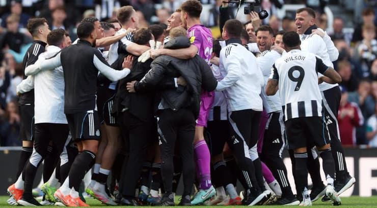 שחקני ניוקאסל חוגגים העפלה לצ'מפיונס (רויטרס) שחקני ניוקאסל חוגגים העפלה לצ'מפיונס